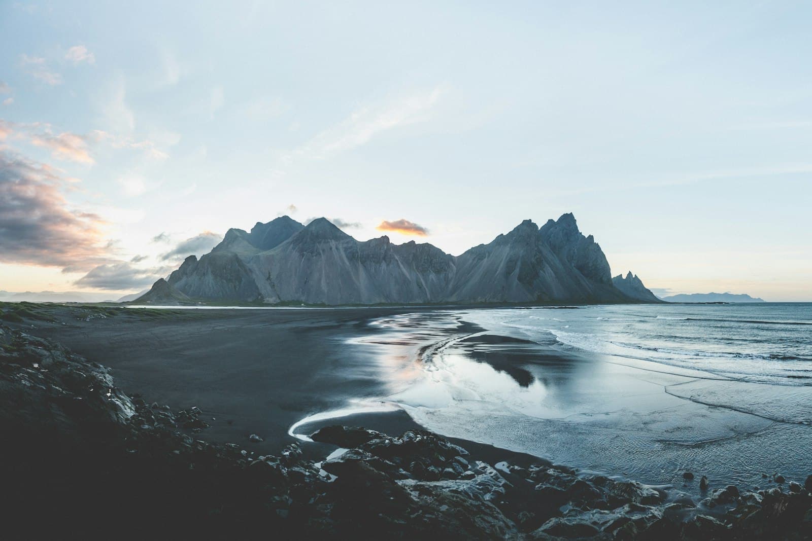 Fjallalandslag við sjó.