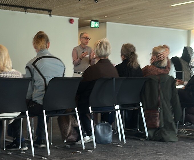 Amichay kennir á námskeiði í Reykjavík