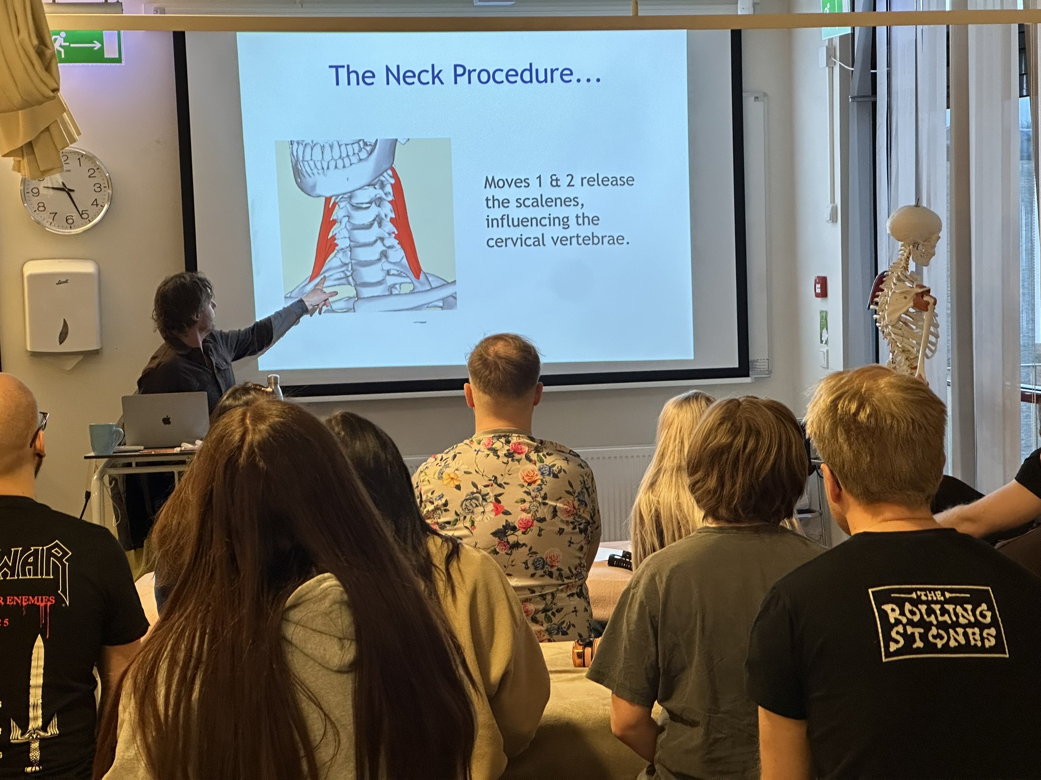 Kennari útskýrir hálsferð (The Neck Procedure) fyrir þátttakendum á BBN-námskeiði